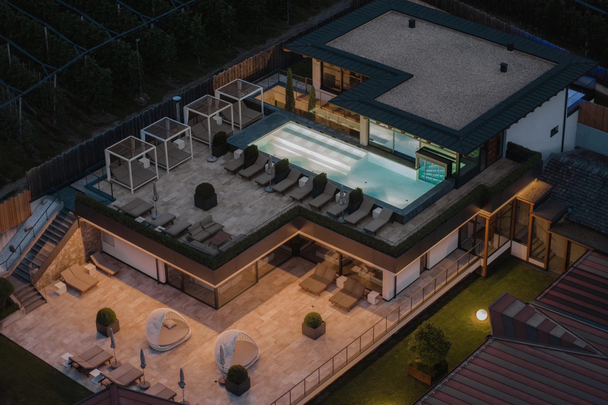 Hotel Das Paradies – Feature